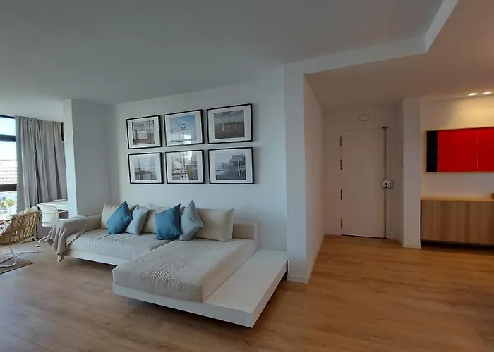 Rent4 Malaga La Playa Apartment *