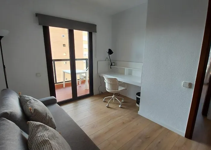 Rent4 Malaga La Playa Apartment *